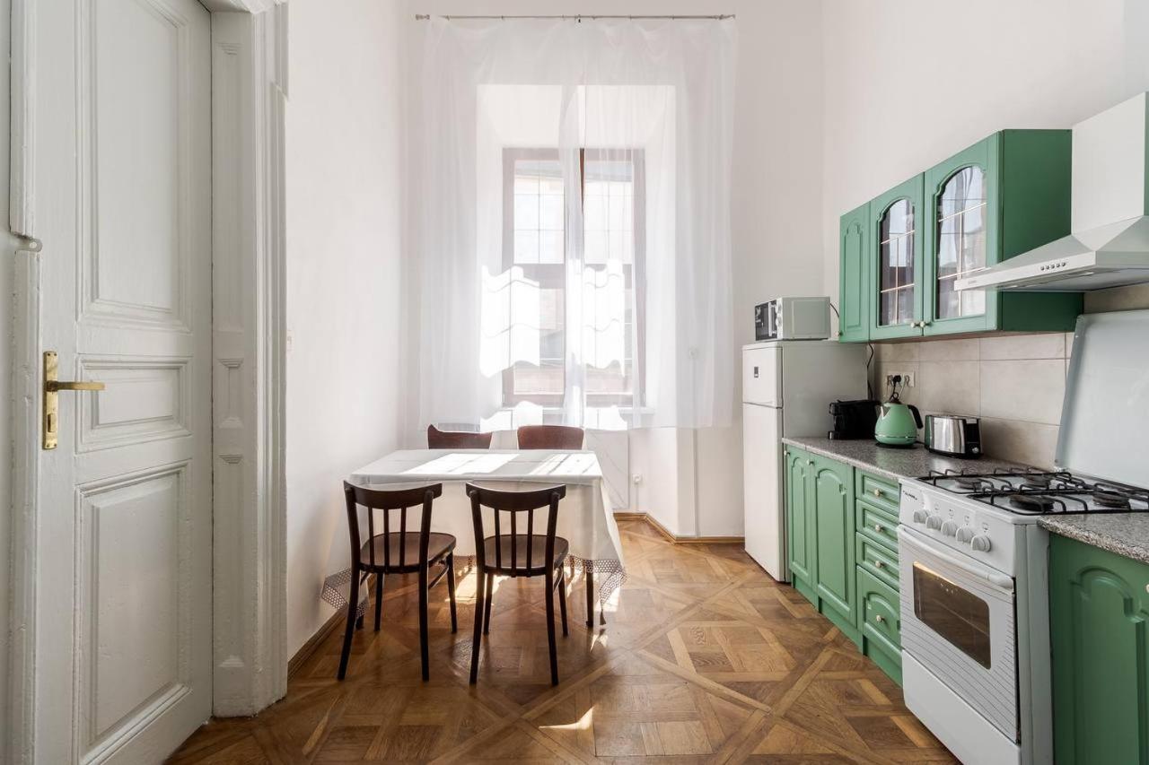 Apartment Апартаменти На Площі Ринок 12 *